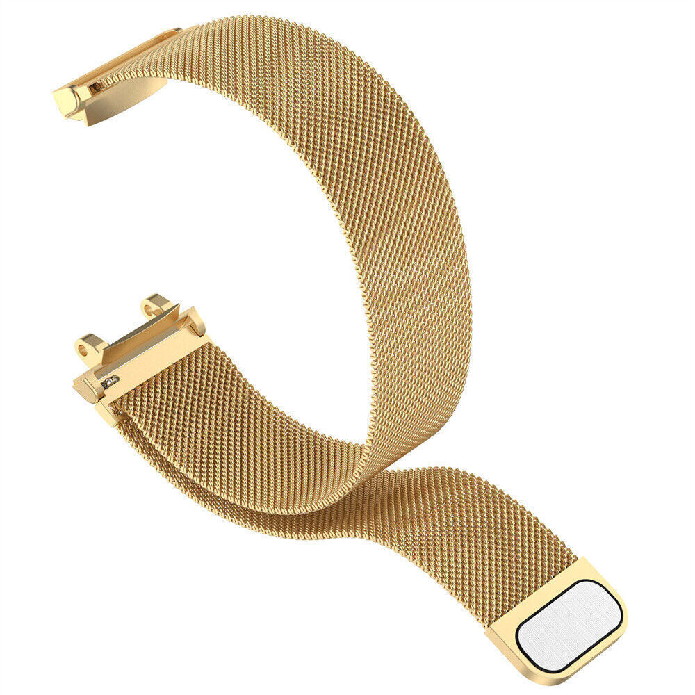 Ein goldfarbenes Uhrenarmband, Mesh-Design, mit Magnetverschluss. Das Armband ist gebogen und abgewinkelt, mit einem weißen Rechteck am Ende.
