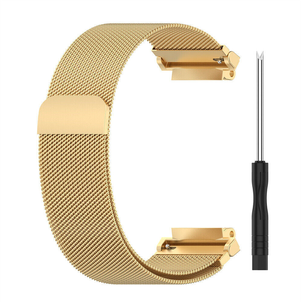 Ein goldenes Mesh-Uhrenarmband liegt neben einem Schraubendreher. Das Armband hat C-Form. Der Schraubendreher hat einen schwarzen Griff und eine silberne Spitze.