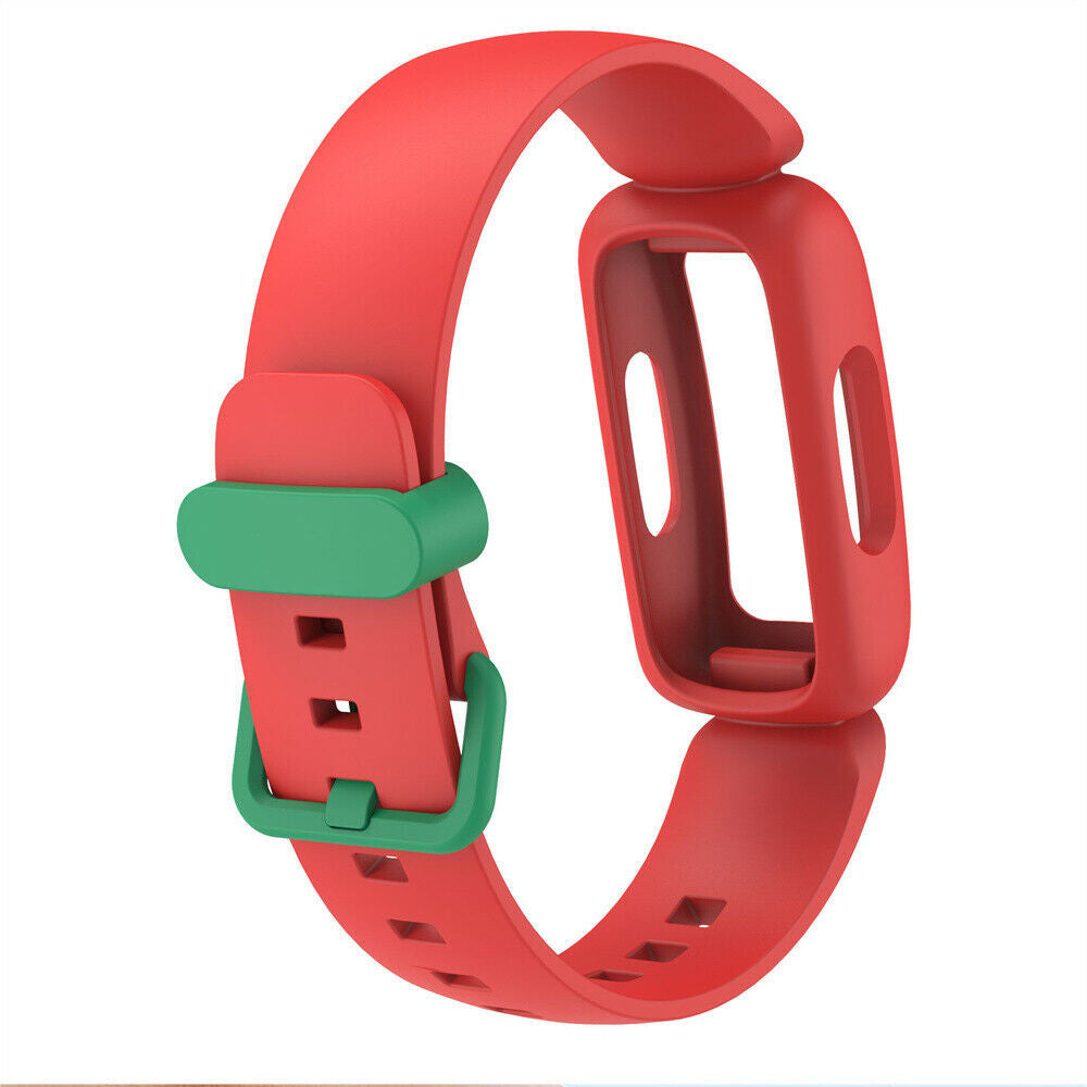 Ein rotes Uhrenarmband mit grünem Verschluss. Das Armband hat ein rechteckiges Uhrengehäuse und eine Schnalle. Der Hintergrund ist weiß.