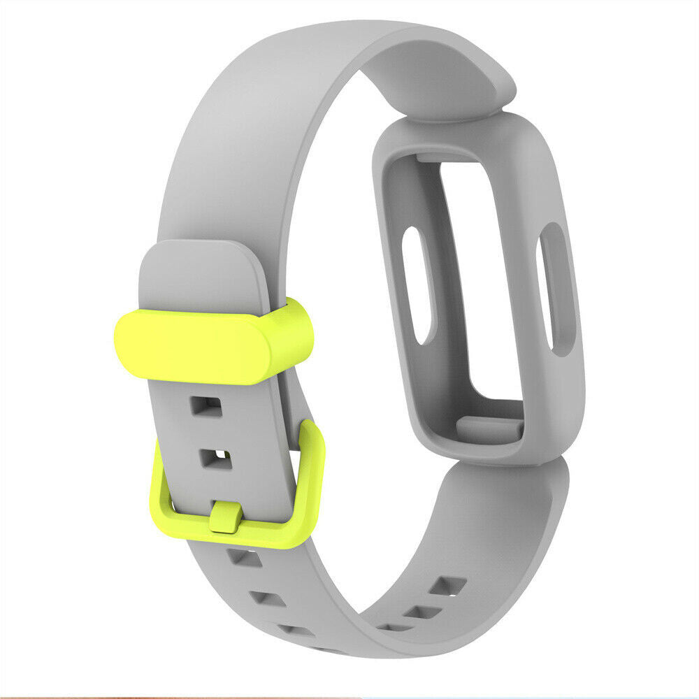 Ein graues Fitness-Tracker-Armband mit einem neongelben Verschluss. Das Band ist gebogen und zeigt die Schnalle und Löcher.