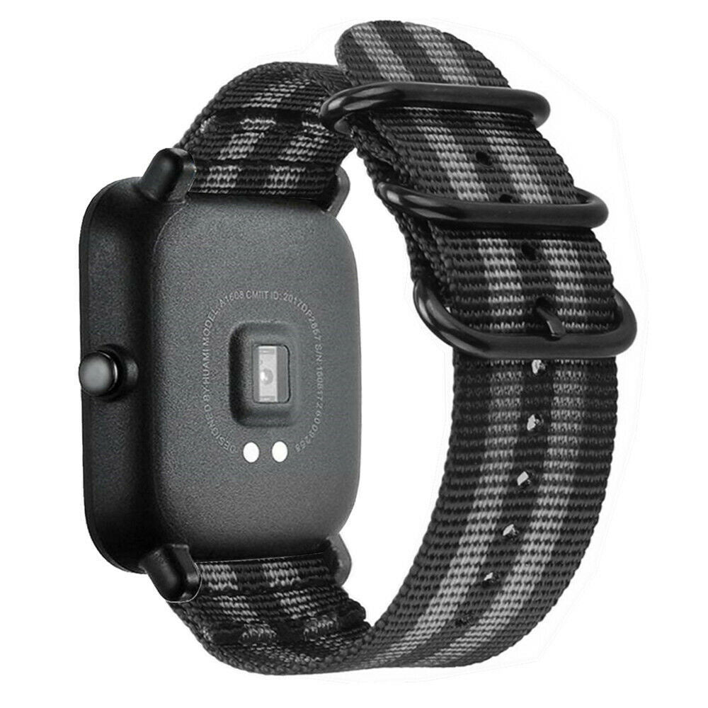 Schwarze Smartwatch mit gemustertem Armband. Das Zifferblatt ist schwarz und zeigt Sensoren. Das Armband hat schwarz-graue Streifen.