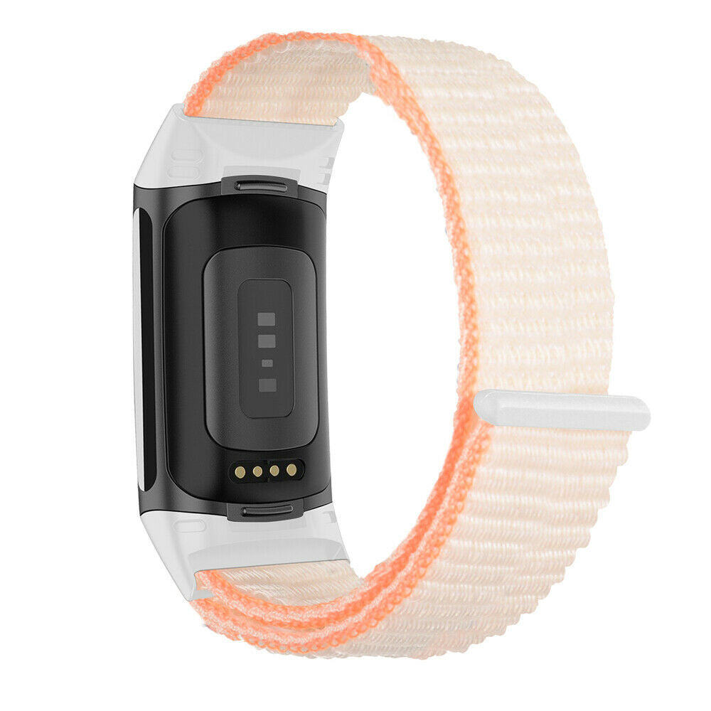 Ein Armband für eine Smartwatch mit schwarzem Display und cremefarbenem Band mit orangen Rändern. Das Band ist auf weißem Hintergrund.