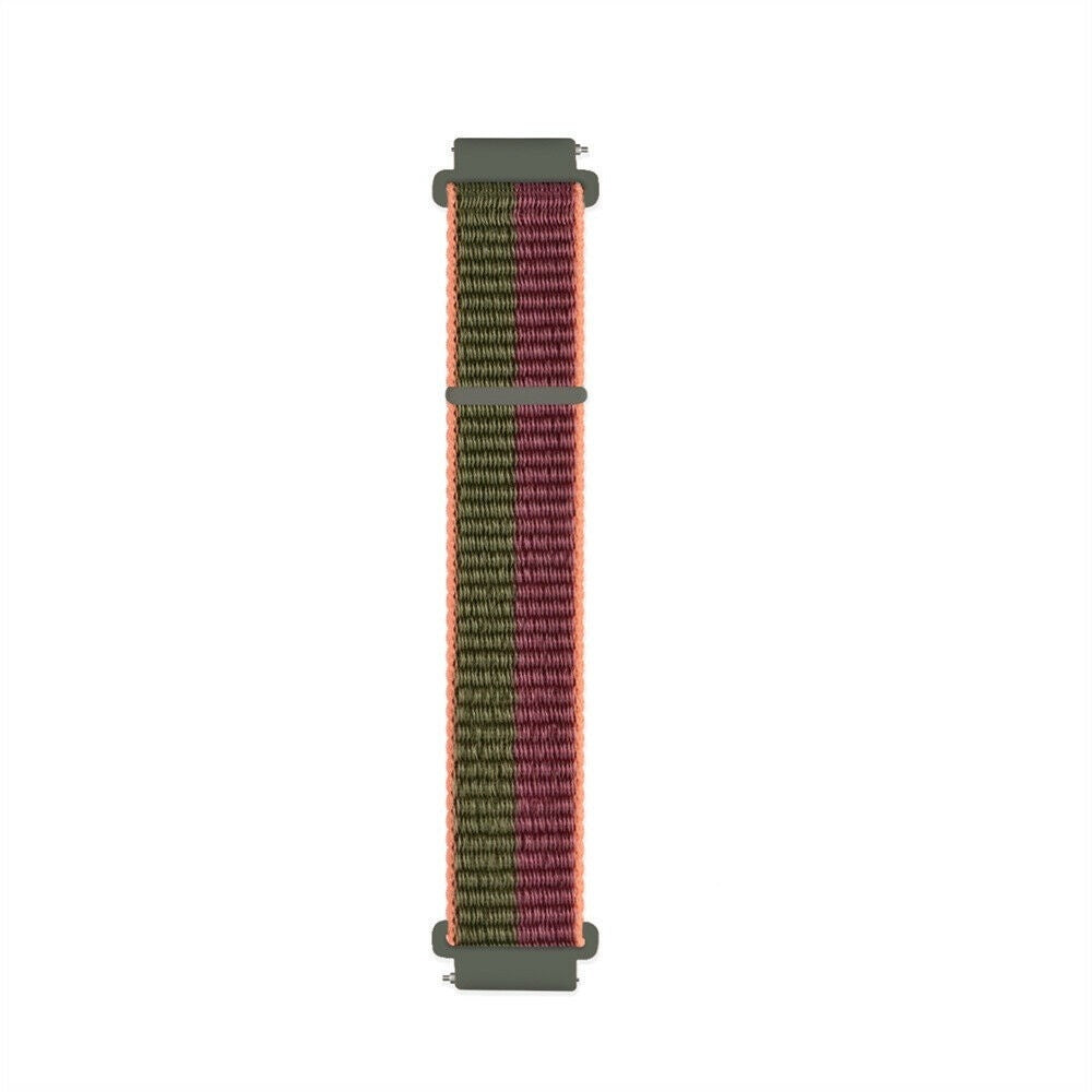 Ein Armband mit grünen, roten und orangefarbenen Streifen. Die Enden und die Schnalle sind grau. Der Hintergrund ist weiß.