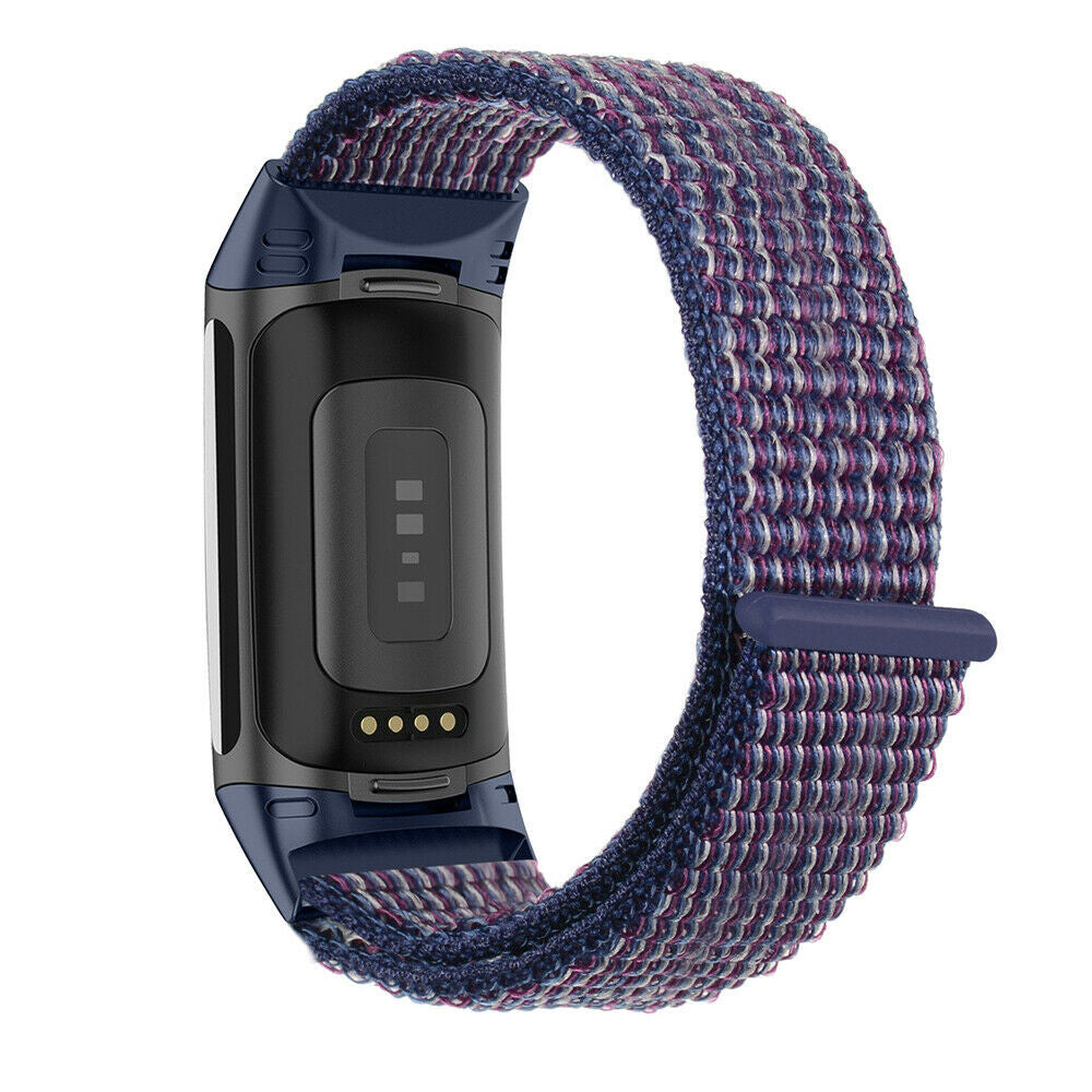 Eine Smartwatch mit blauem Armband. Das Armband ist mit blauen, lila und weißen Fäden gewebt. Das Zifferblatt ist schwarz.