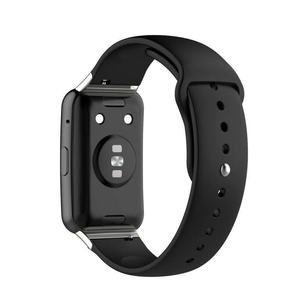 Schwarze Smartwatch. Sie hat einen rechteckigen Bildschirm, ein schwarzes Armband mit Löchern und einen Herzfrequenzsensor auf der Rückseite.