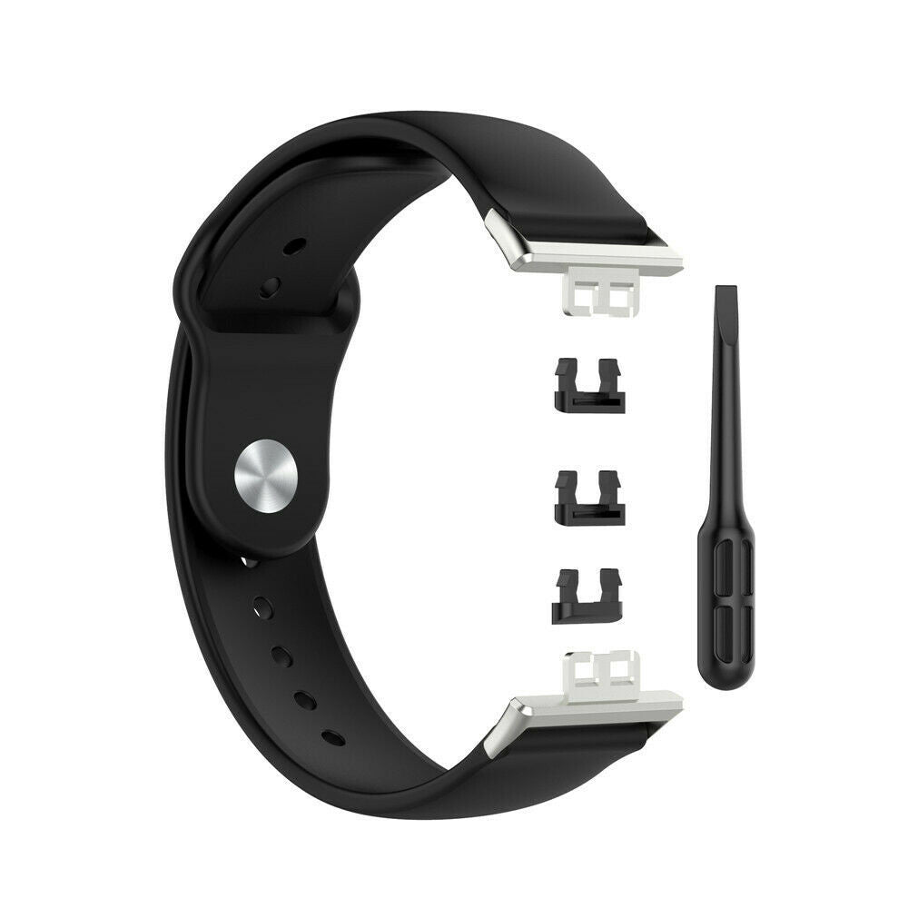 Schwarzes Uhrenarmband mit silbernen Anschlüssen und einem Werkzeug. Das Armband ist gebogen, und das Werkzeug ist lang und dünn.