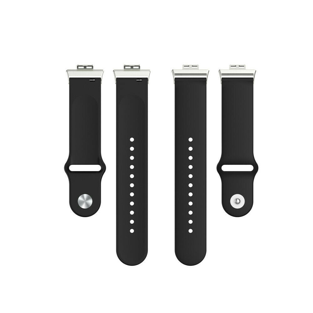 Vier schwarze Uhrenarmbänder auf weißem Hintergrund. Armbänder haben silberne Verschlüsse und Löcher. Zwei haben silberne Stifte.