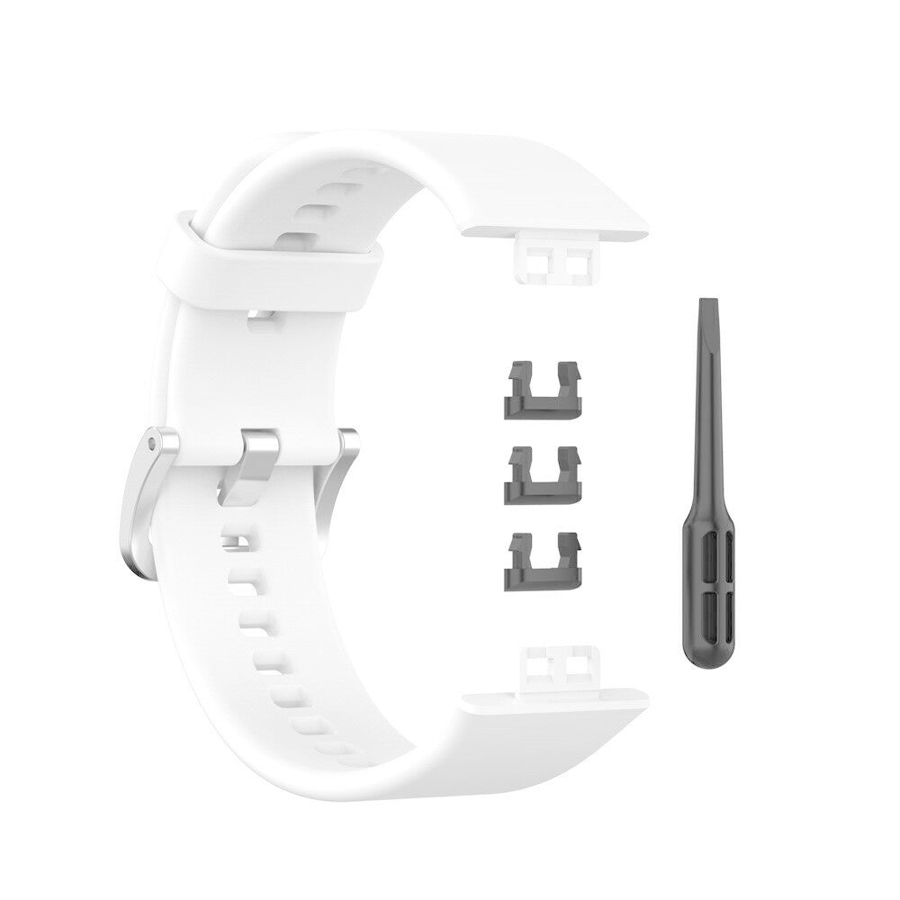 Weißes Smartwatch-Armband mit silbernem Verschluss, drei kleine schwarze Stecker und ein schwarzer Schraubendreher auf weißem Hintergrund.