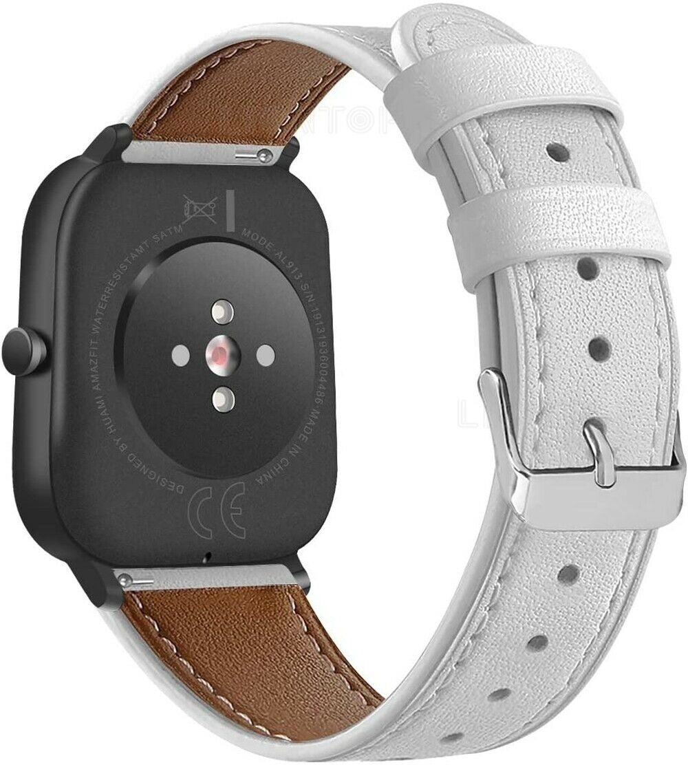 Schwarze Smartwatch mit weißen und braunen Lederarmbändern. Die Rückseite der Uhr zeigt Modellinformationen. Der Riemen hat eine silberne Schnalle.