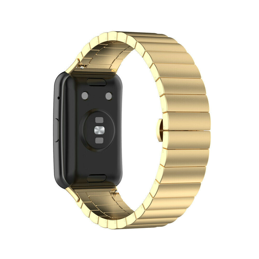 Eine goldfarbene Smartwatch mit schwarzem Bildschirm und Armband wird vor weißem Hintergrund gezeigt. Das Armband ist aus Metall.