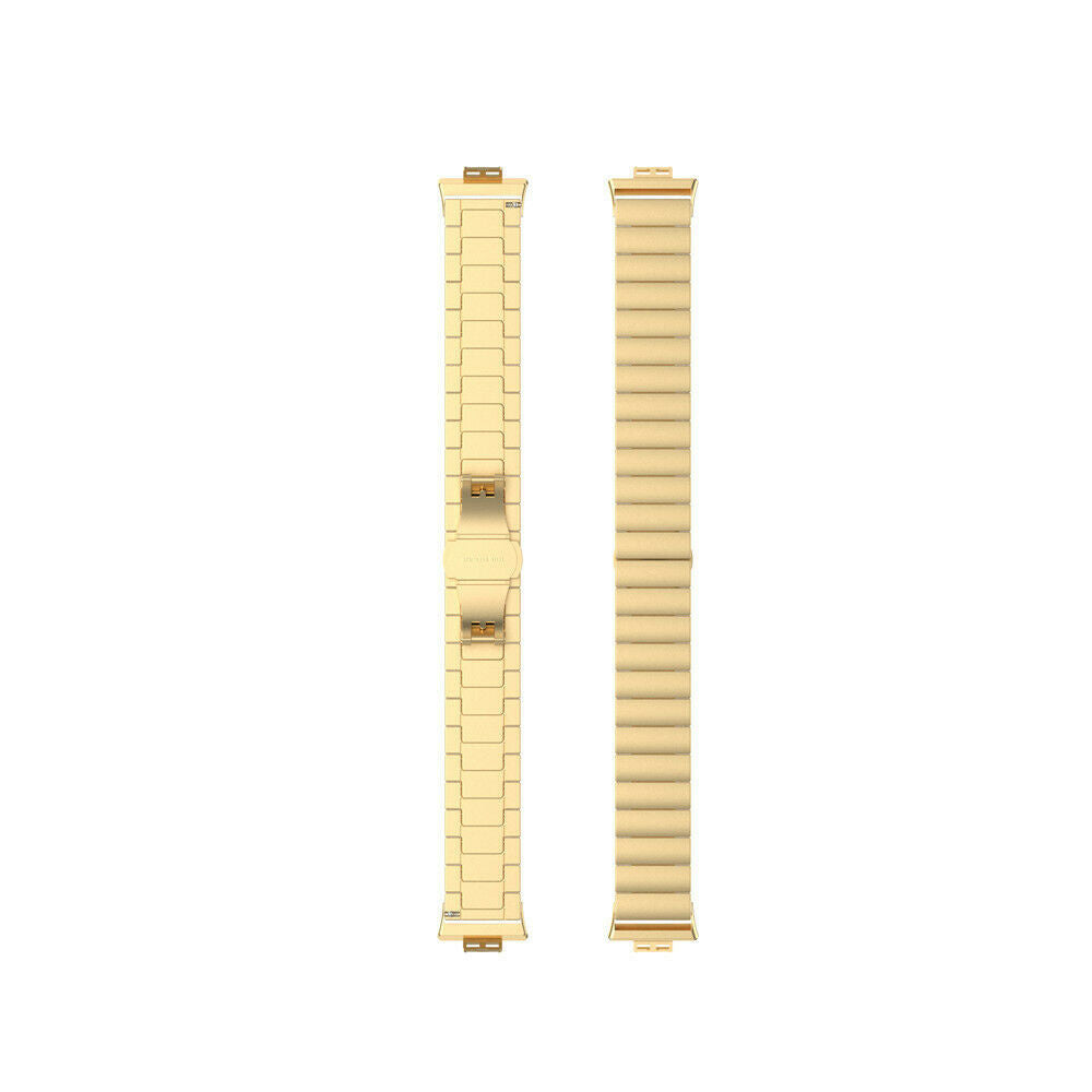 Zwei goldene Uhrenarmbänder, eines mit Gliederdesign und das andere mit Rippendesign, werden vor weißem Hintergrund gezeigt.