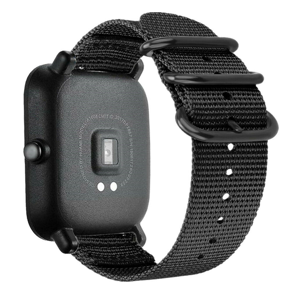Eine schwarze Smartwatch mit einem schwarzen Stoffarmband wird gezeigt. Das Zifferblatt ist quadratisch, Details sind auf der Rückseite sichtbar.