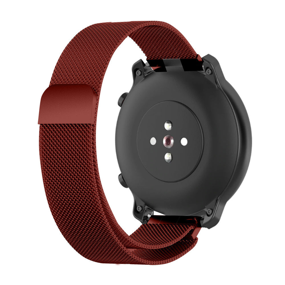 Ein maroonfarbenes Uhrenarmband und die schwarze Rückseite einer Smartwatch sind zu sehen. Das Armband besteht aus gewebtem Metall und hat einen Magnetverschluss.
