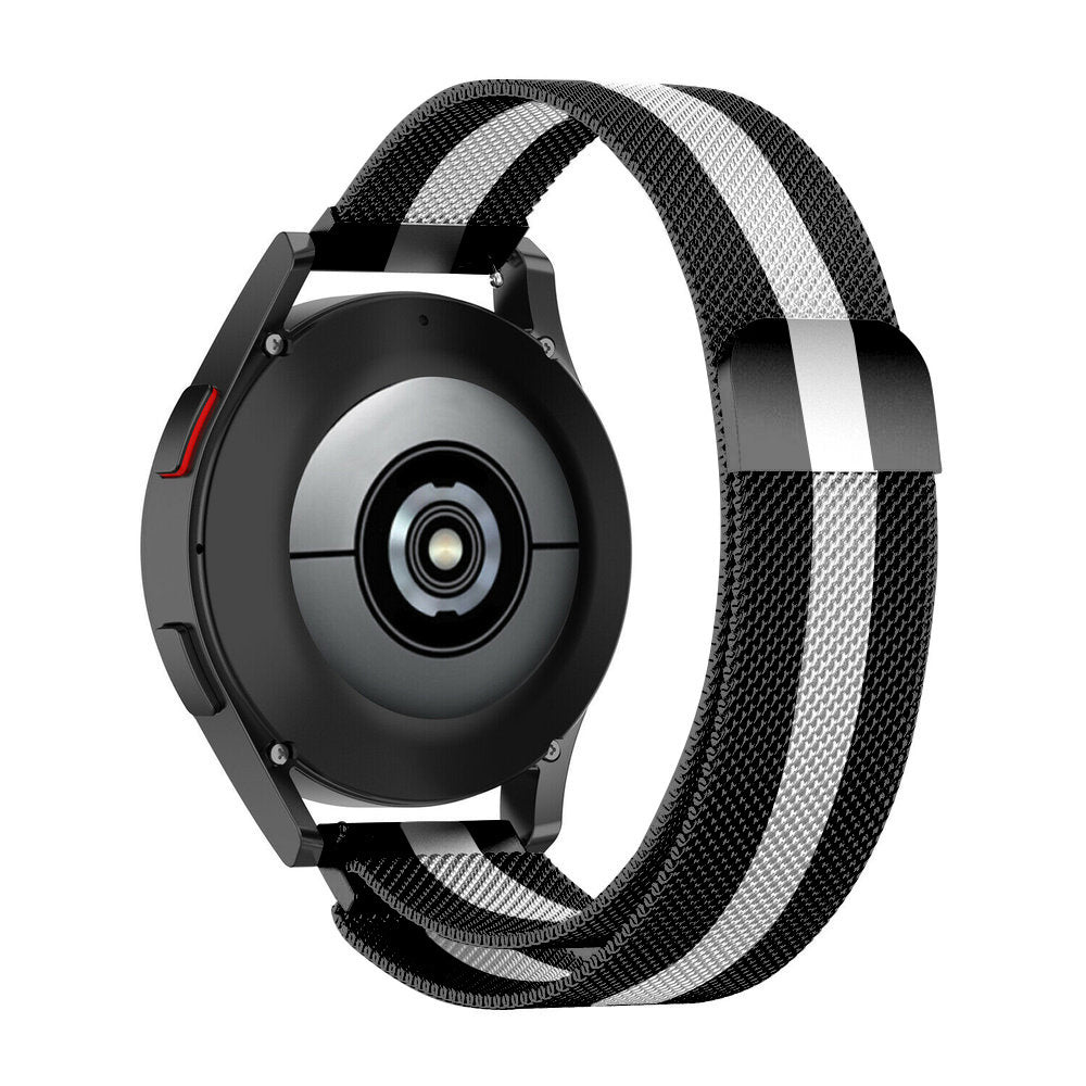 Eine schwarze Smartwatch mit einem gestreiften schwarz-weißen Armband. Das Zifferblatt ist schwarz mit einem silbernen Zentrum und rotem Knopf.