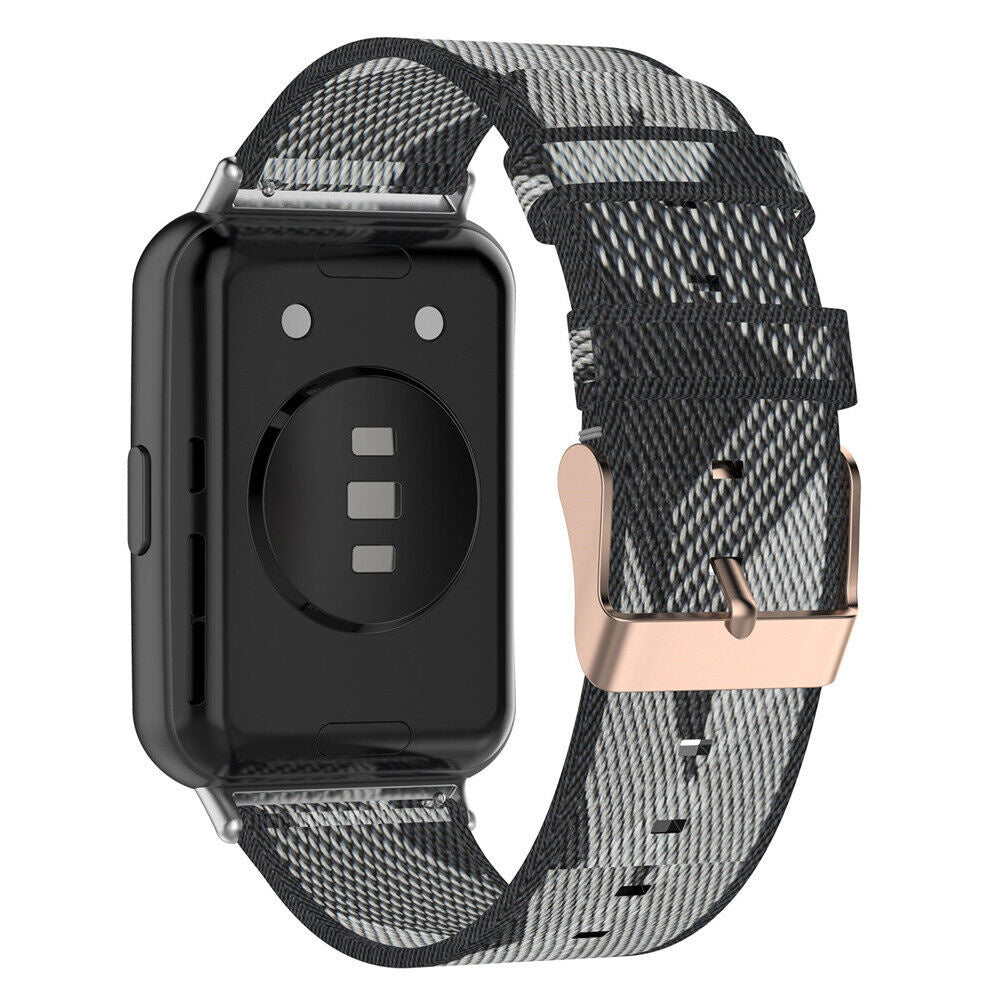 Schwarze Smartwatch mit gemustertem Armband. Das Armband ist grau, weiß und schwarz. Eine roségoldene Schnalle ist sichtbar.