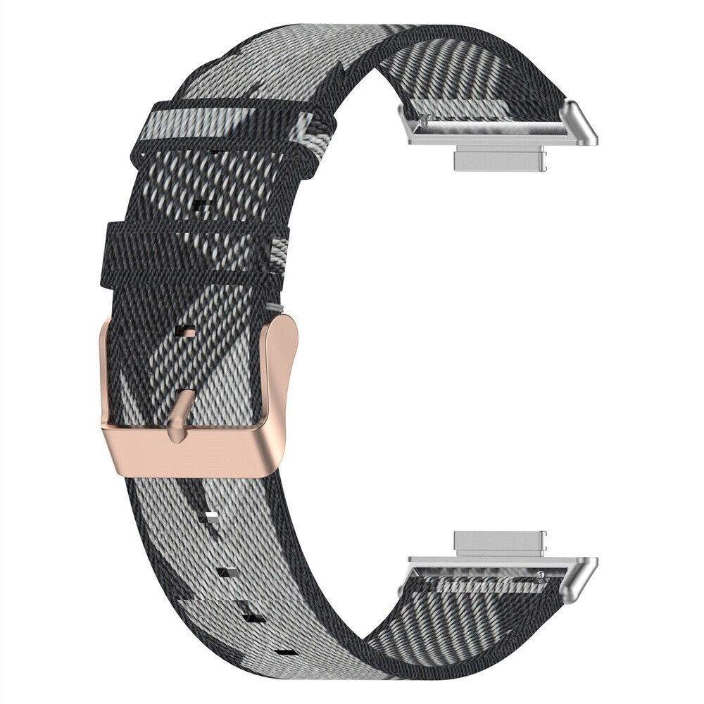 Armbanduhrband mit schwarz-weiß-grauem Webmuster. Mit roségoldener Schnalle und silbernen Steckern. Gebogene Form.