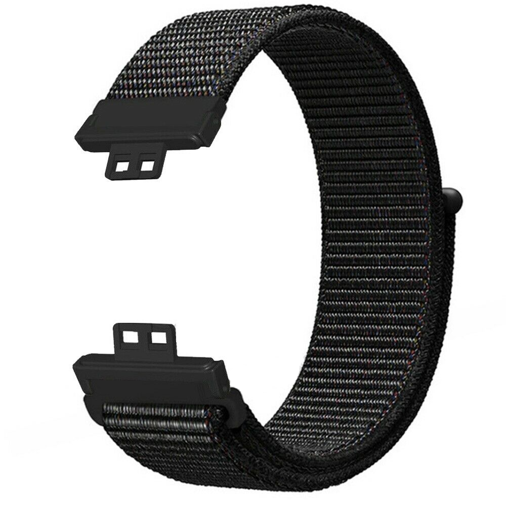 Ein schwarzes Stoff-Uhrenarmband wird gezeigt. Es hat schwarze Anschlüsse an jedem Ende. Das Band hat eine C-Form mit einer strukturierten Oberfläche.