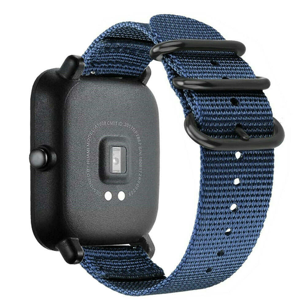 Schwarze Smartwatch mit blauem Nylonarmband. Das Zifferblatt ist schwarz, mit einem Sensor und das Armband hat schwarze Ringe.