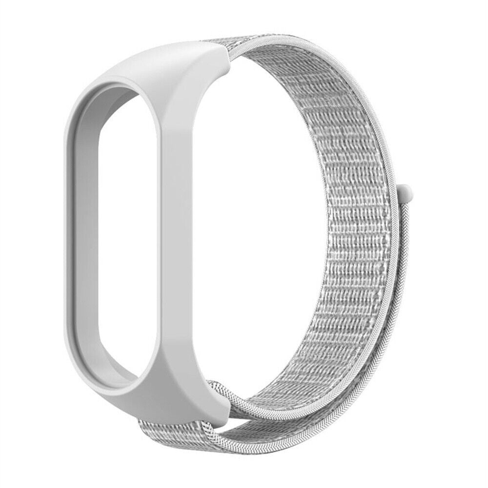 Ein weißes Smartband mit grauem Stoffarmband. Das Band hat die Form eines D. Das Armband hat eine gewebte Textur.