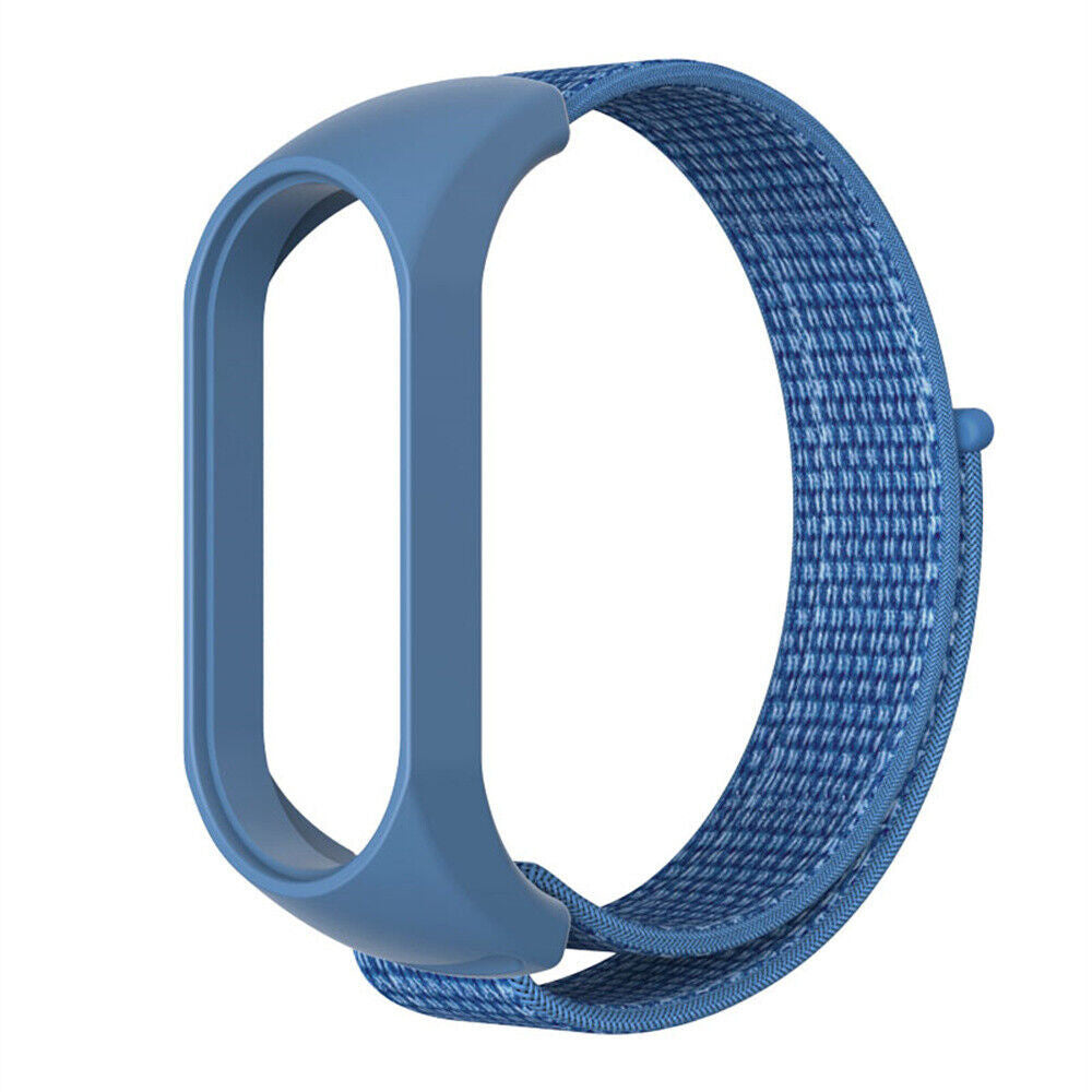 Ein blaues Smartwatch-Armband wird angezeigt. Das Armband besteht aus gewebtem Stoff und einem blauen Kunststoffrahmen.