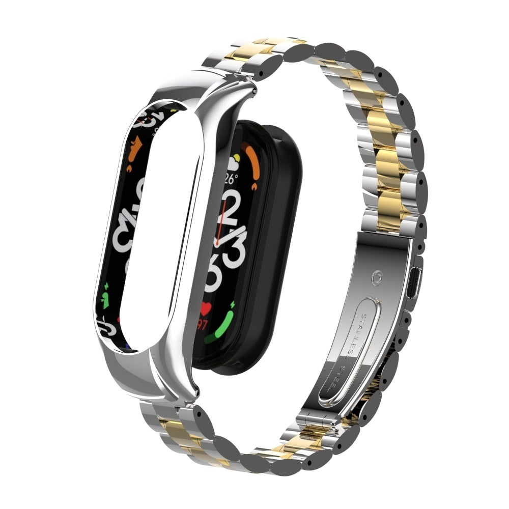 Ein schwarzer Fitnesstracker mit einem silber-goldenen Metallarmband. Der Bildschirm zeigt Daten an. Edelstahl ist auf dem Band sichtbar.