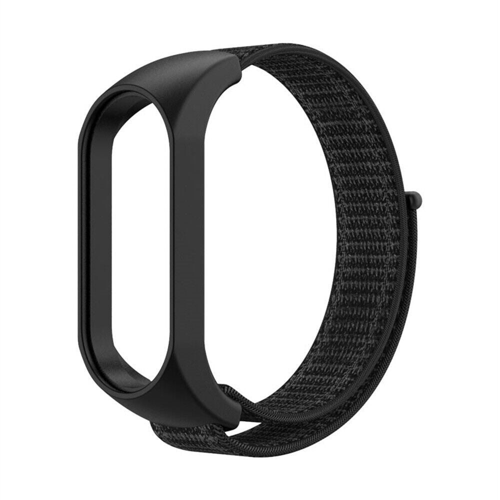Ein schwarzes Armband für eine Smartwatch. Das Band hat einen schwarzen Verschluss und ein schlaufenförmiges Design mit einem strukturierten, dunkelgrauen Riemen.