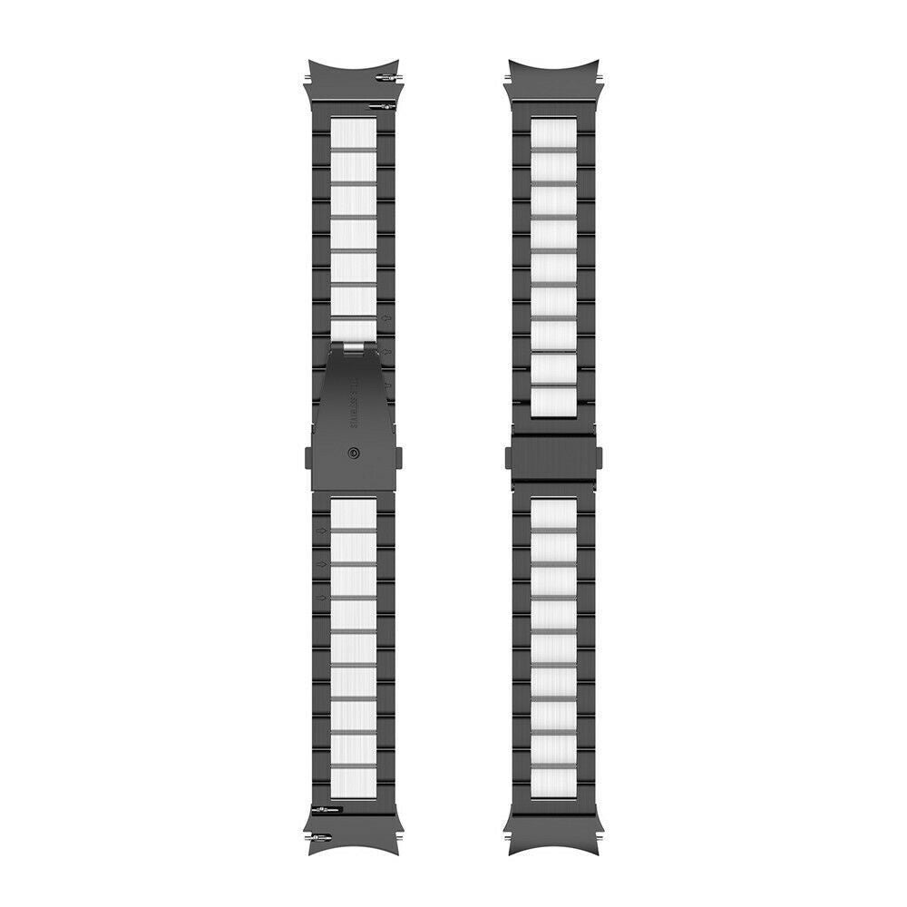 Zwei schwarze Uhrenarmbänder mit silbernen Rechtecken. Edelstahlverschluss. Jedes Armband hat ein gebogenes Ende. Isoliert auf Weiß.
