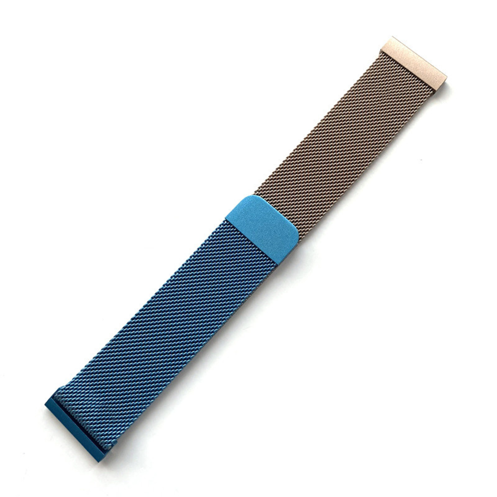 Ein Uhrenarmband, an einem Ende blau und am anderen braun, verbunden durch einen hellblauen Block. Es liegt auf einer weißen Oberfläche.