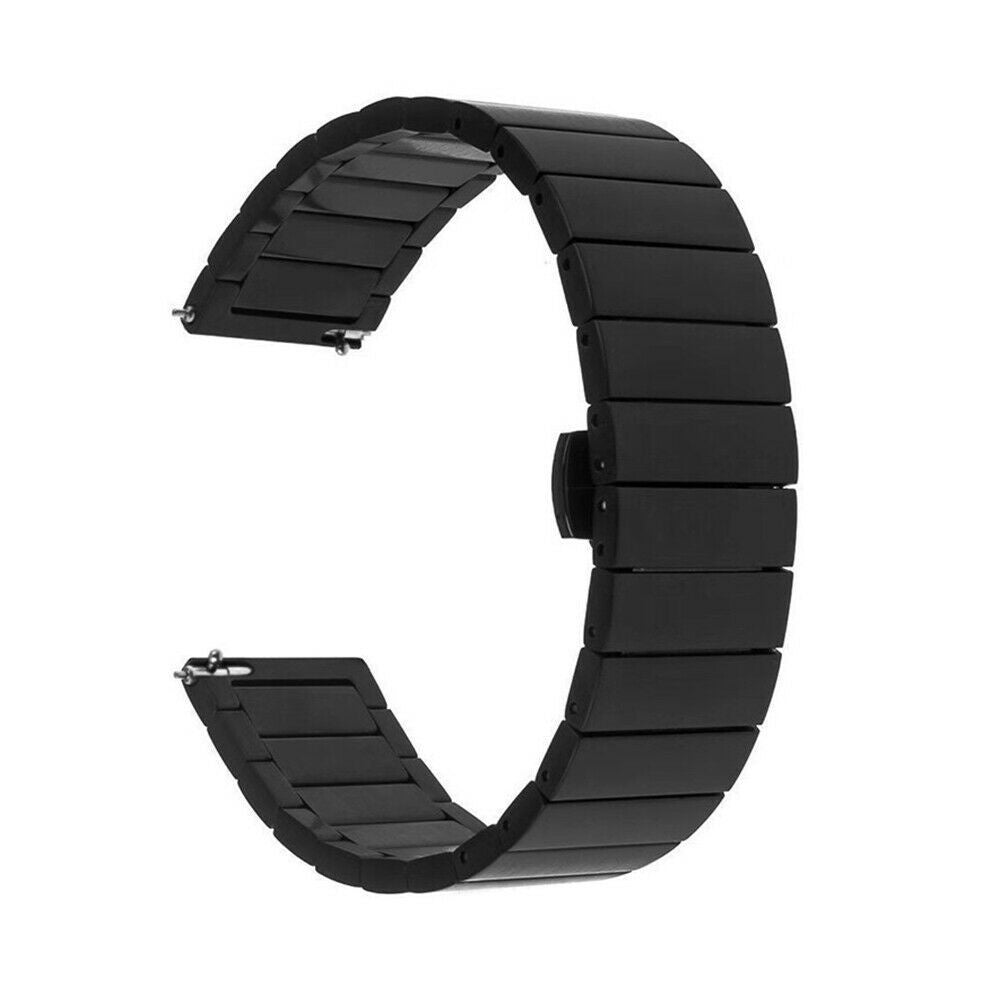 Ein schwarzes Uhrenarmband, bestehend aus rechteckigen Gliedern, krümmt sich vor weißem Hintergrund. Das Armband ist metallisch und hat einen Verschluss.