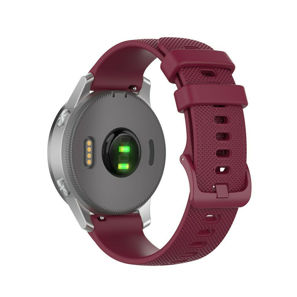 Eine weinrote Smartwatch mit grauem Rücken. Das Armband ist weinrot und die Rückseite der Uhr hat ein grünes Licht. Der Hintergrund ist weiß.