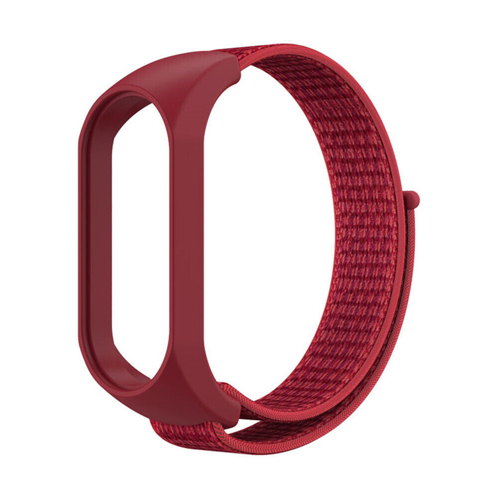 Ein rotes Smartwatch-Armband mit gewebtem Stoffriemen und Rahmen. Das Band hat eine kreisförmige Form.
