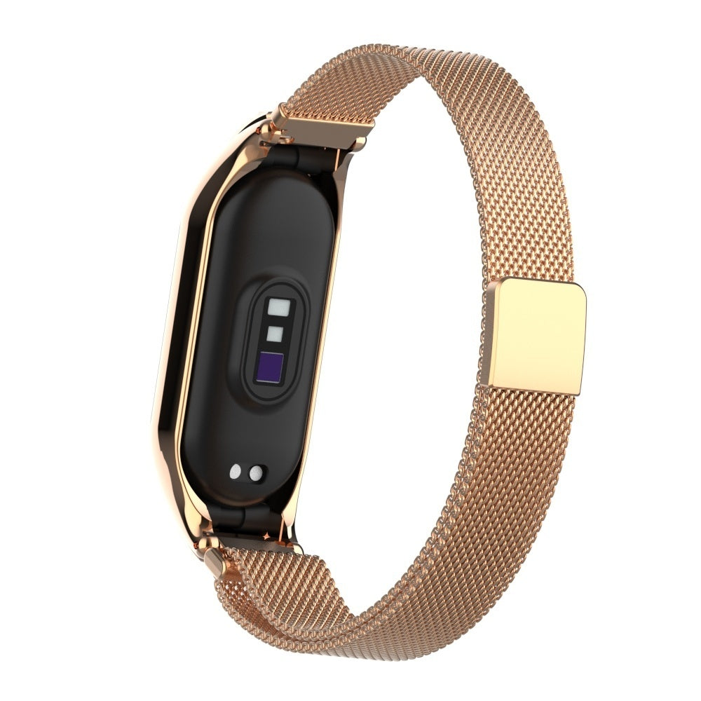 Roségoldene Smartwatch mit Mesh-Armband, schwarzem Display mit weißen und lila Details. Isoliert auf weißem Hintergrund.