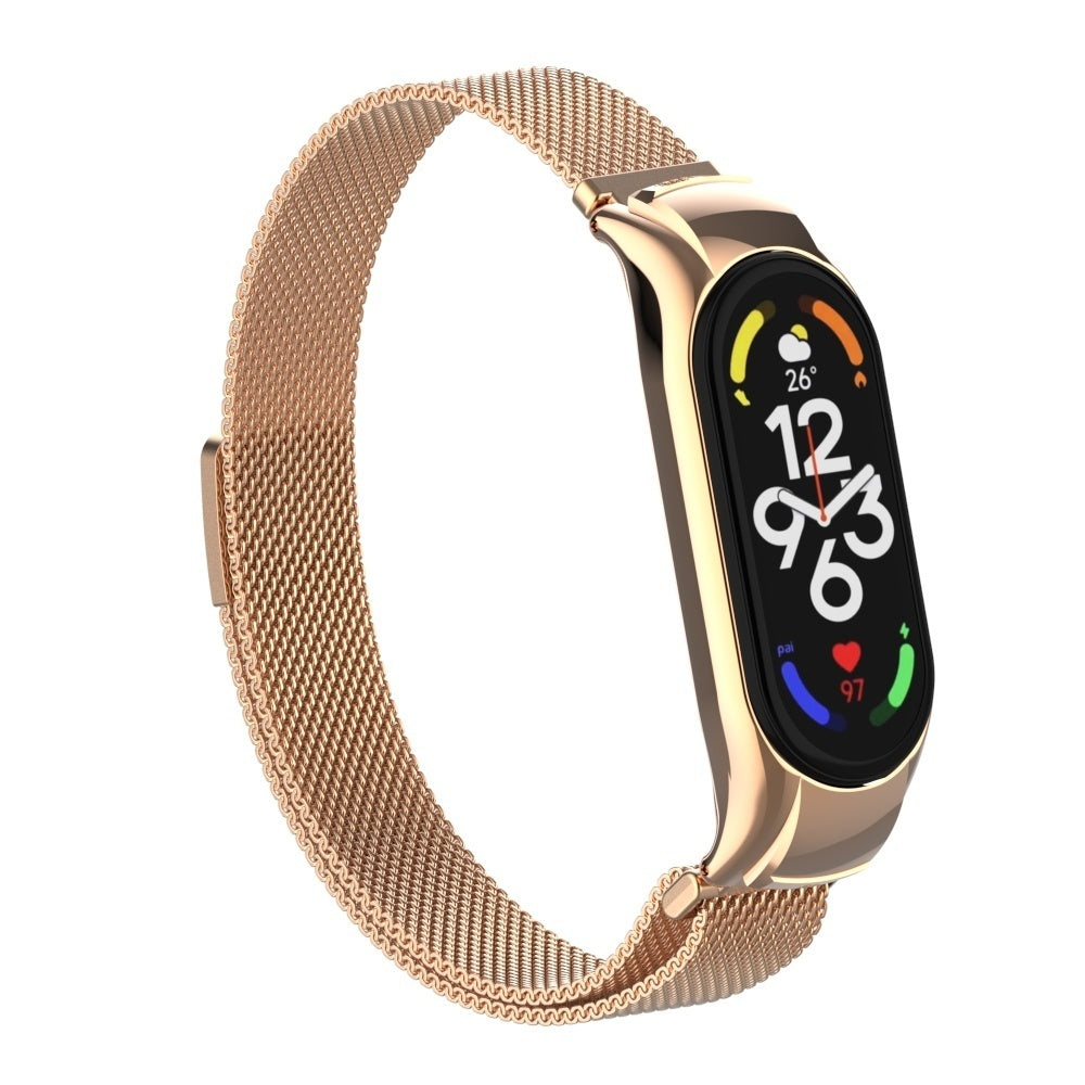 Eine goldene Smartwatch mit Mesh-Armband. Der Bildschirm zeigt Uhrzeit, Temperatur und Herzfrequenz. Isoliert auf weißem Hintergrund.