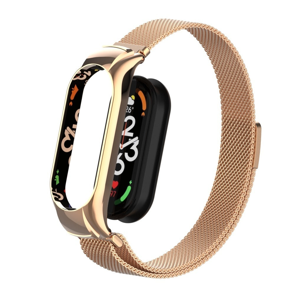 Eine roségoldene Smartwatch mit einem schwarzen Bildschirm, der Daten anzeigt. Das Armband ist ein roségoldenes Netz mit einem Verschluss.