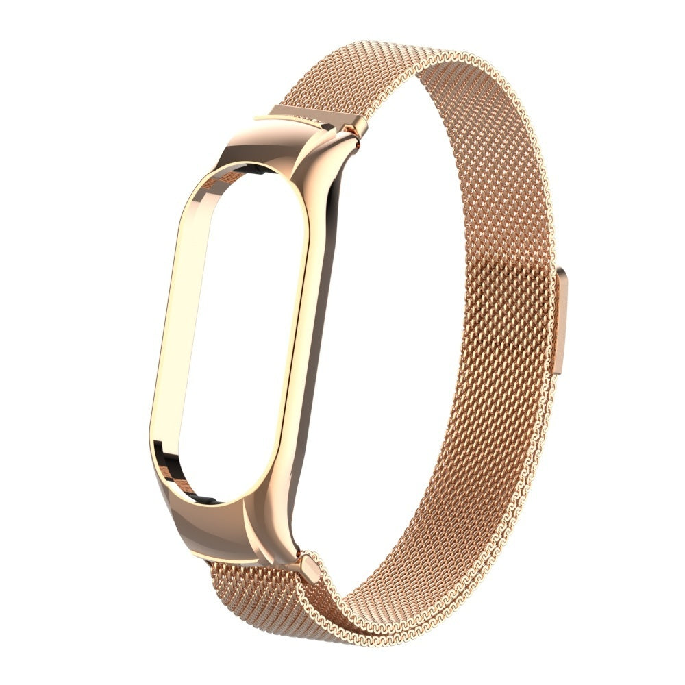 Ein goldfarbenes Uhrenarmband mit Mesh-Design. Das Armband ist gebogen und scheint für eine Smartwatch zu sein. Weißer Hintergrund.