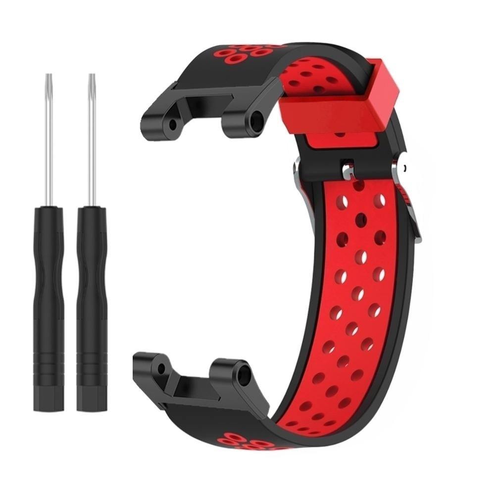 Schwarzes und rotes Uhrenarmband mit zwei Schraubenziehern. Das Armband hat eine rote Innenseite mit Perforationen. Schraubenzieher haben schwarze Griffe und silberne Spitzen.