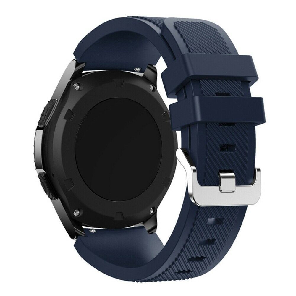Eine schwarze Smartwatch mit marineblauem Armband wird vor weißem Hintergrund gezeigt. Der Verschluss ist silberfarben.