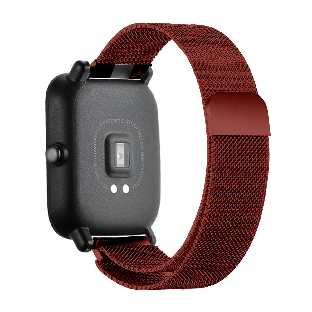 Eine Smartwatch mit dunklem Bildschirm und einem bordeauxroten Mesh-Armband. Das Band ist um die Uhr gebogen.