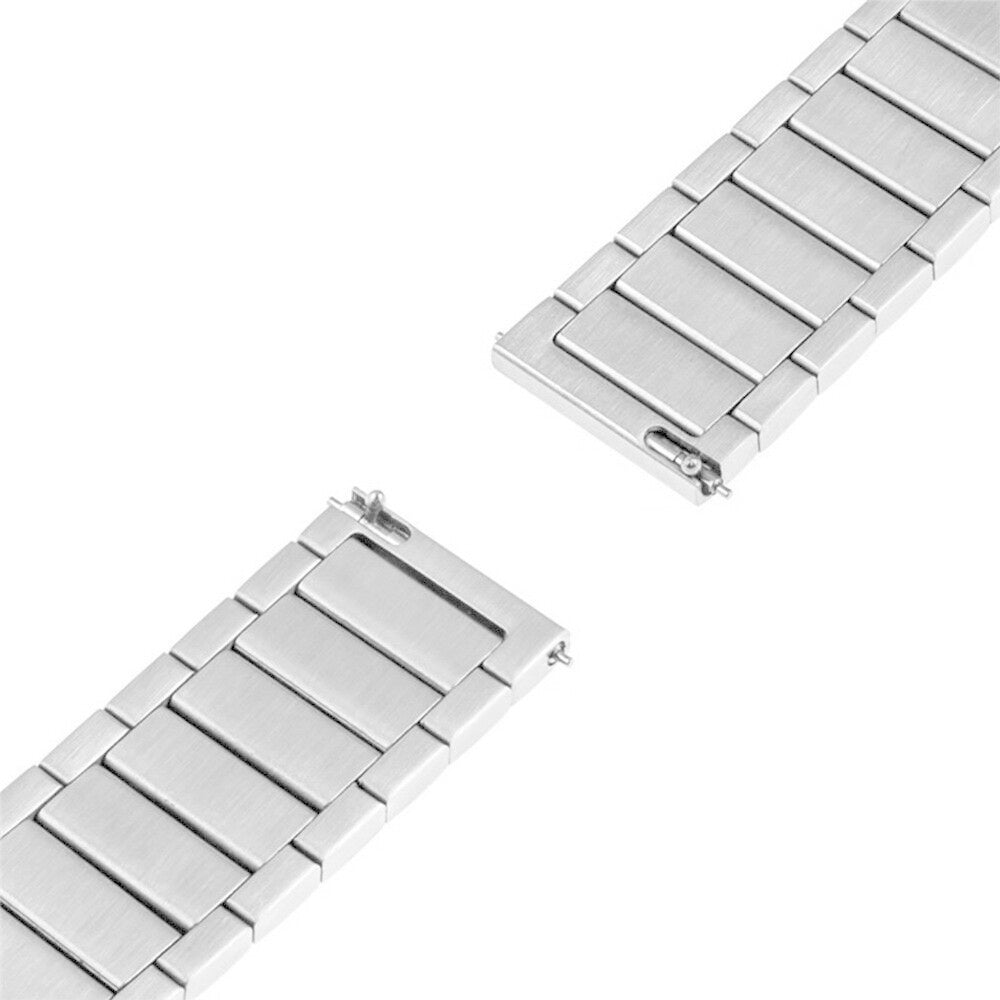 Nahaufnahme eines getrennten Edelstahl-Uhrenarmbands. Das Armband besteht aus rechteckigen Gliedern. Weißer Hintergrund.