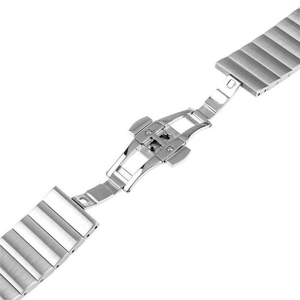 Ein silbernes Uhrenarmband vor weißem Hintergrund, mit einer Schließe in der Mitte und Gliedern auf beiden Seiten.