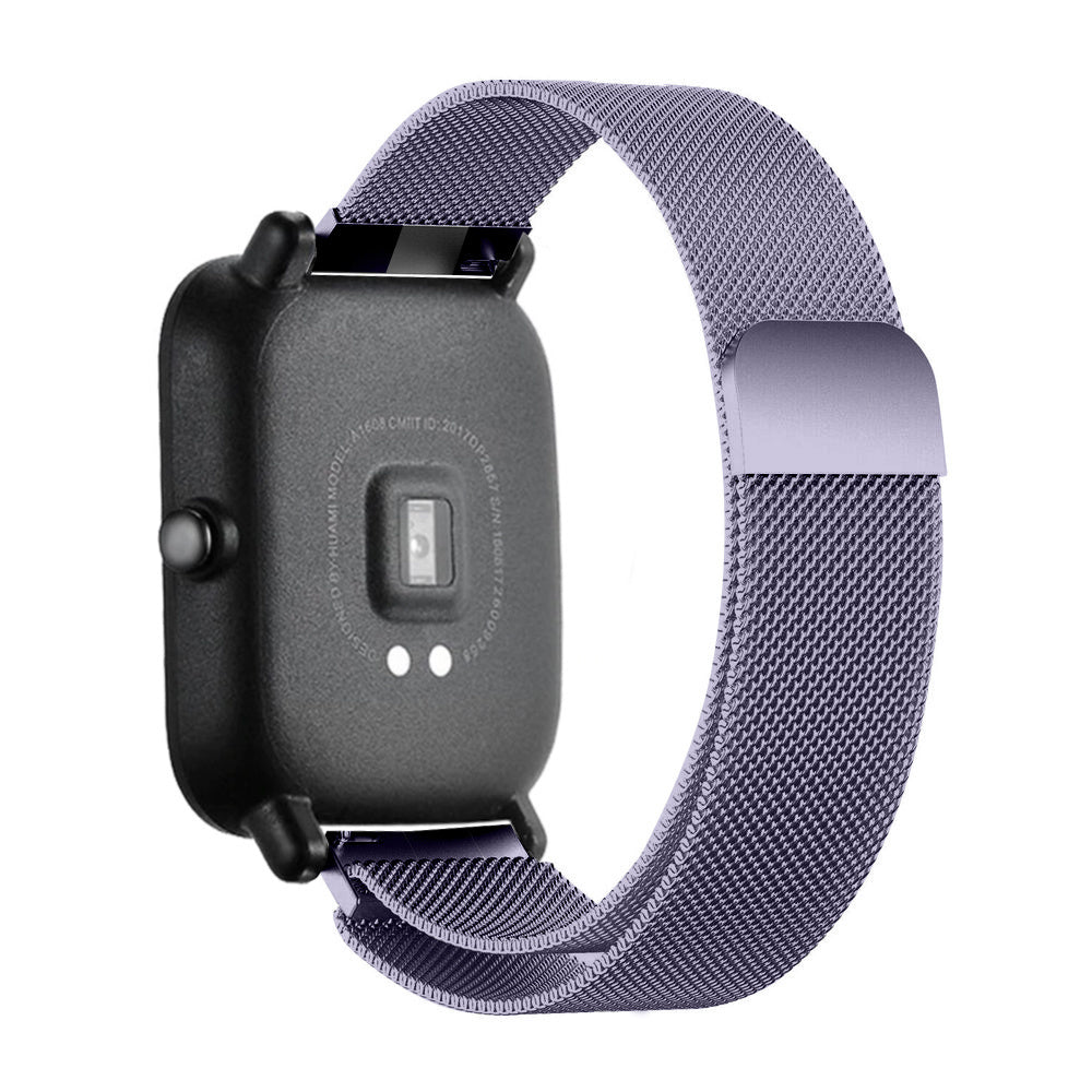 Eine schwarze Smartwatch mit einem lila Mesh-Armband. Die Uhr hat ein quadratisches Zifferblatt und das Armband wird mit einem Verschluss verbunden.