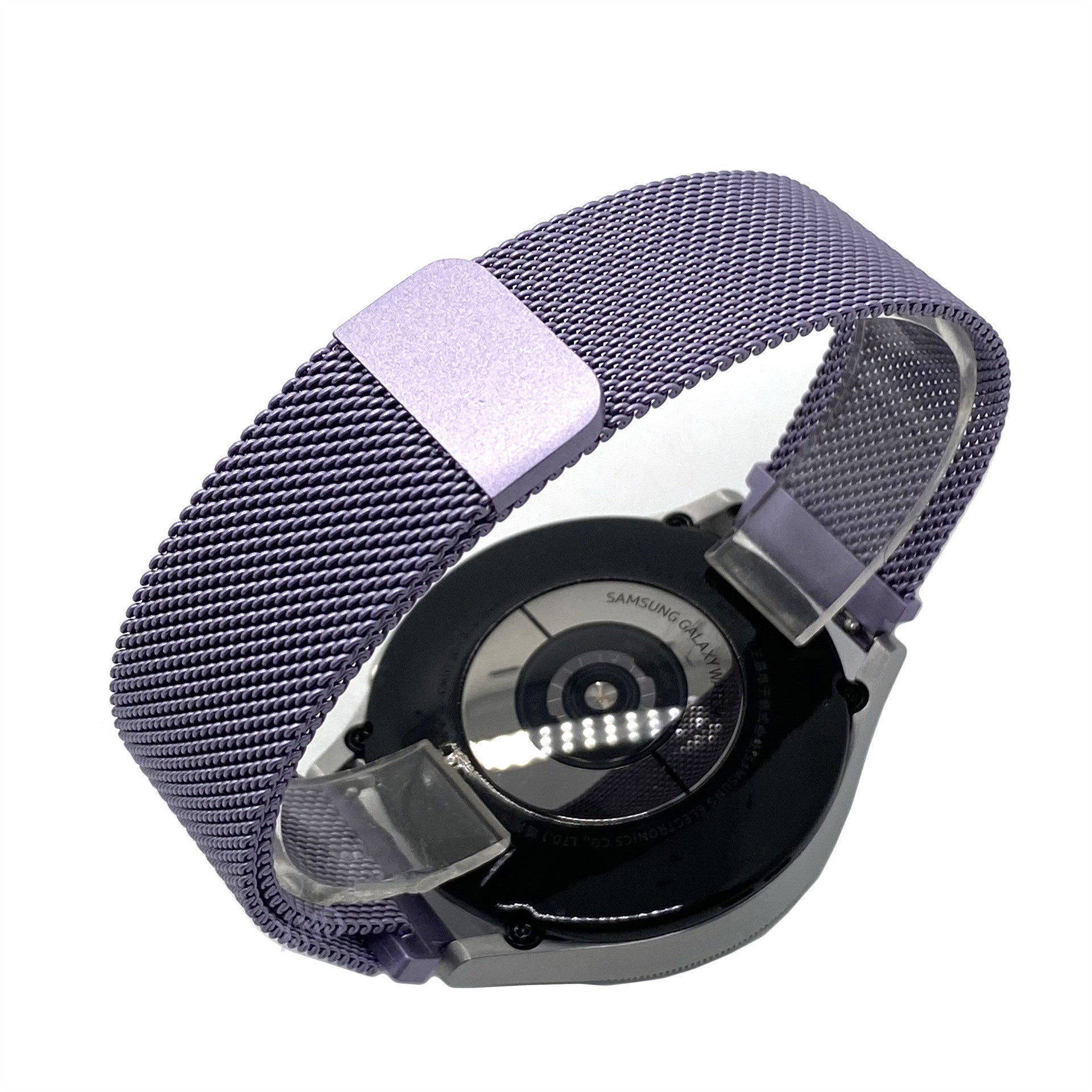 Eine Samsung Galaxy-Uhr mit einem violetten Mesh-Armband. Das Zifferblatt ist schwarz und das Armband wird mit violetten Verschlüssen befestigt.