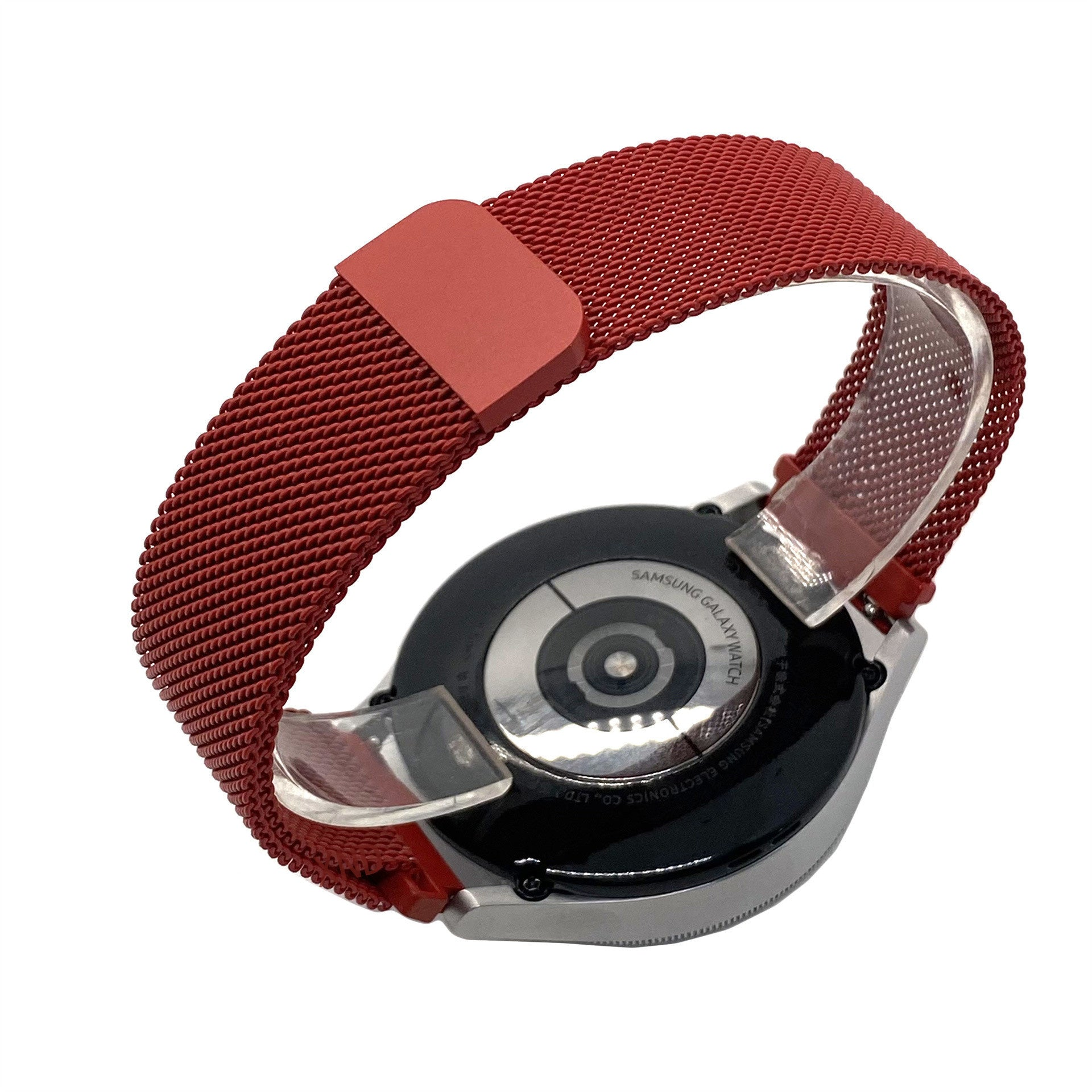 Eine Samsung Galaxy Watch mit rotem Mesh-Armband ist abgewinkelt. Die Rückseite der Uhr und der Verschluss des Armbands sind sichtbar.