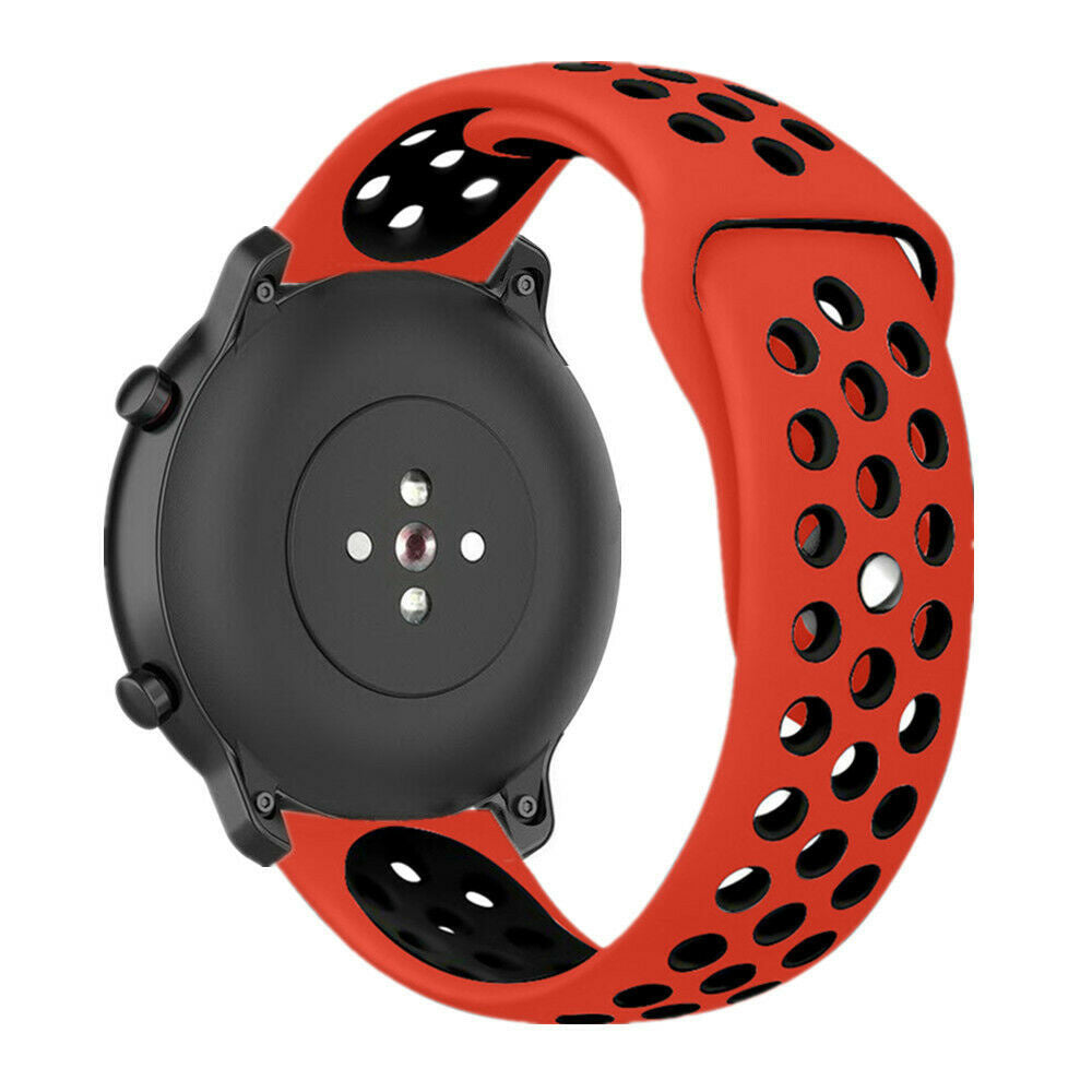 Eine schwarze Smartwatch mit rotem, perforiertem Armband. Die Rückseite der Uhr hat Sensoren. Das Armband ist auf weißem Hintergrund.