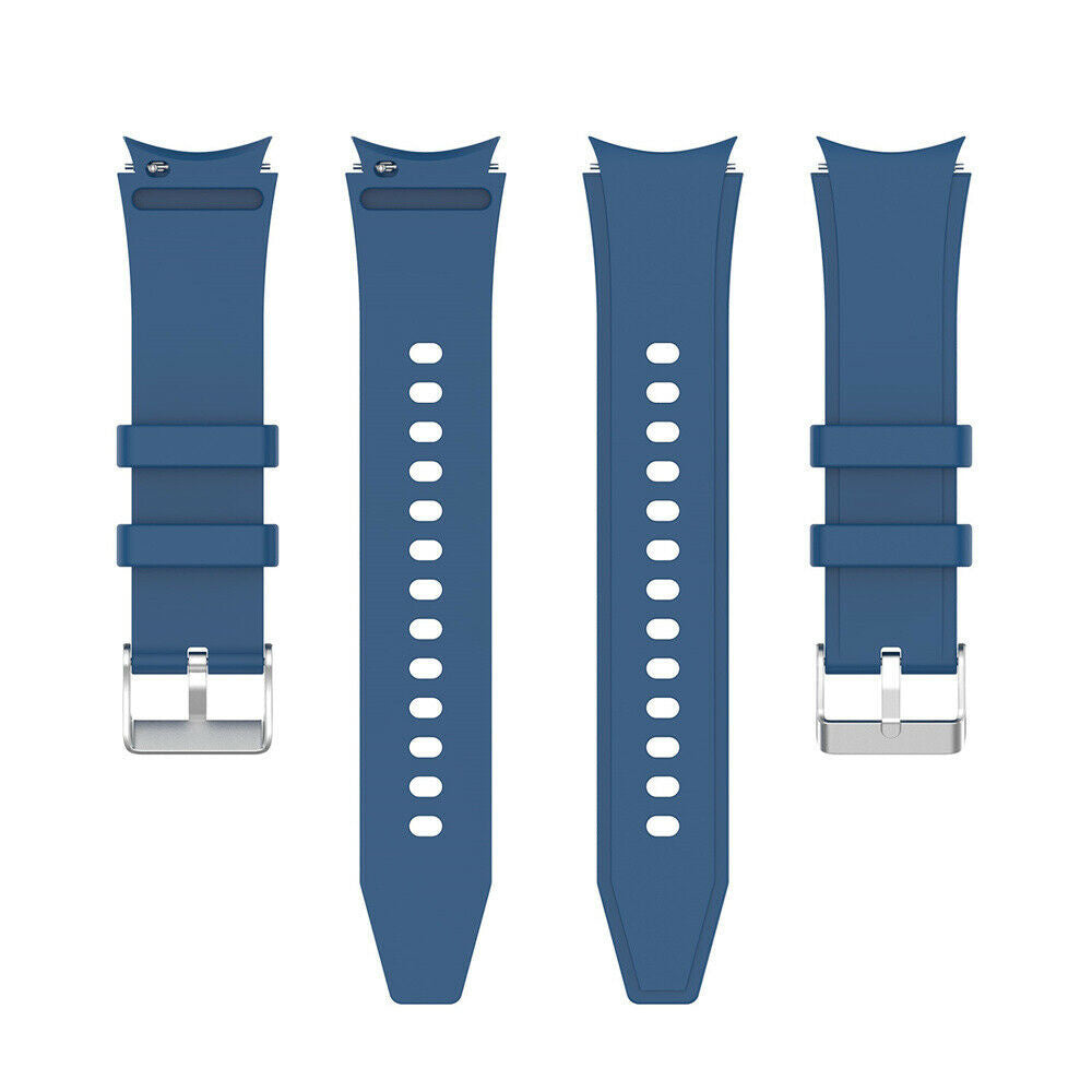 Vier blaue Uhrenarmbänder. Zwei haben silberne Schnallen. Alle haben Löcher zur Anpassung. Weißer Hintergrund.
