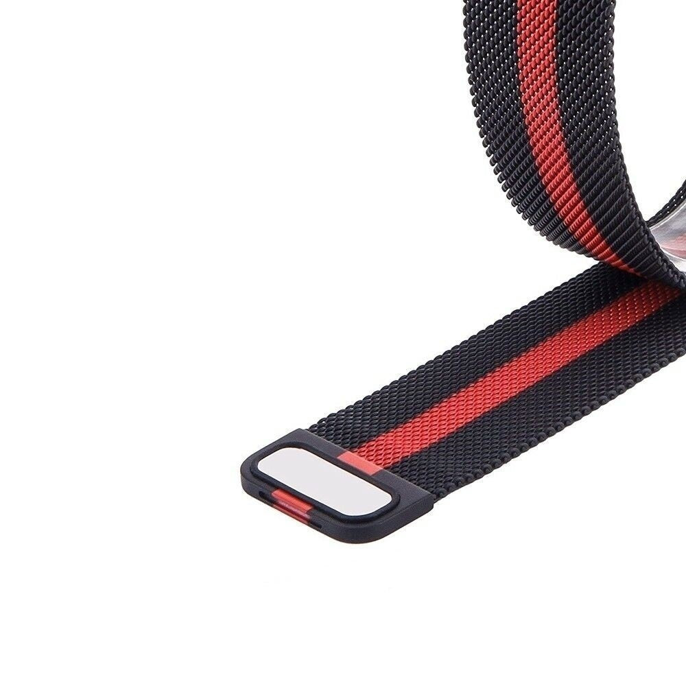 Nahaufnahme eines schwarzen Uhrenarmbands mit rotem Streifen. Das Armband besteht aus einem Netzmaterial. Ein weißer Hintergrund.