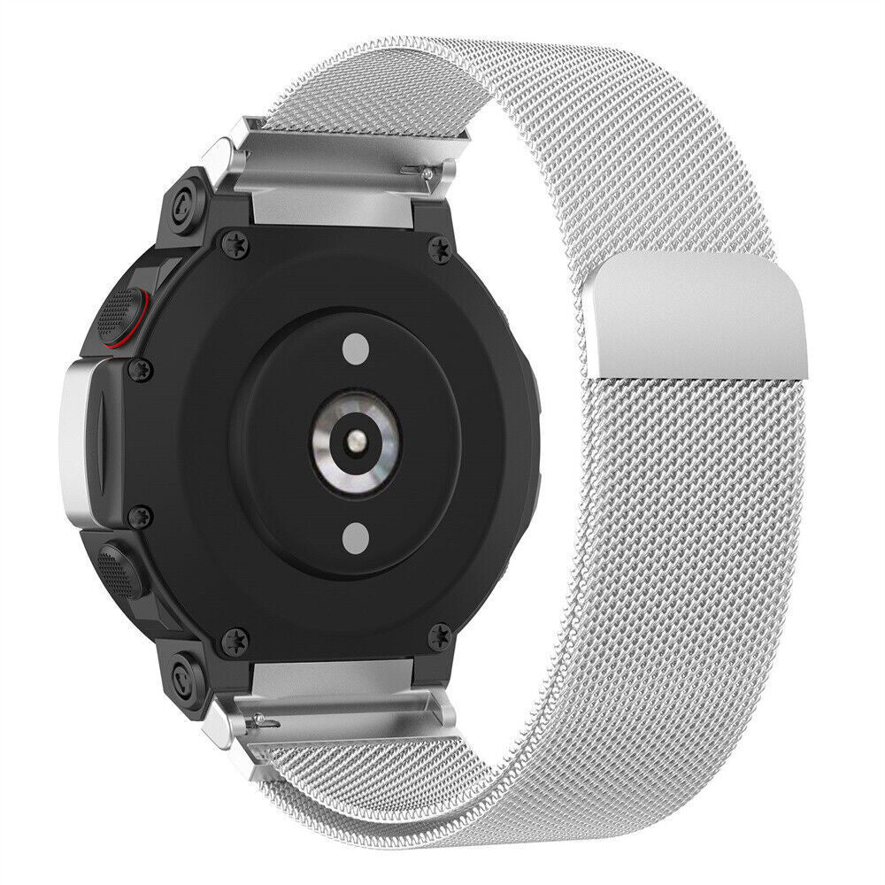 Eine silberne Smartwatch mit Metallarmband wird gezeigt. Die Rückseite der Uhr und das Armband sind zu sehen, was die Details zeigt.