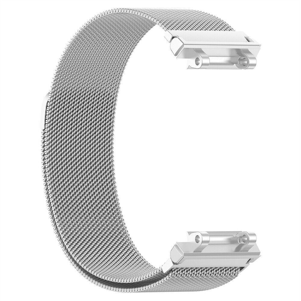 Ein silbernes Armband in C-Form. Das Band ist ein feines Netz. Die Enden haben silberne Verschlüsse.