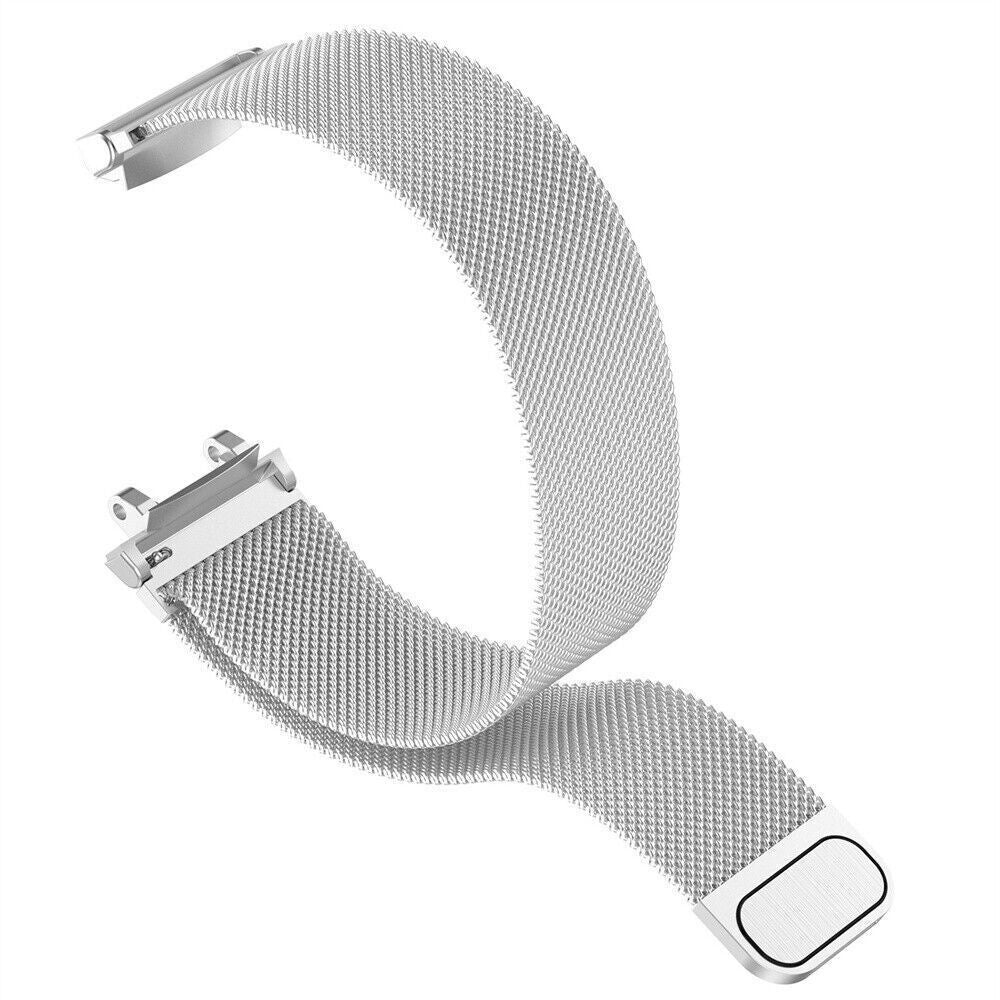 Ein silbernes Mesh-Uhrenarmband mit Magnetverschluss. Das Band ist gebogen und liegt vor weißem Hintergrund.