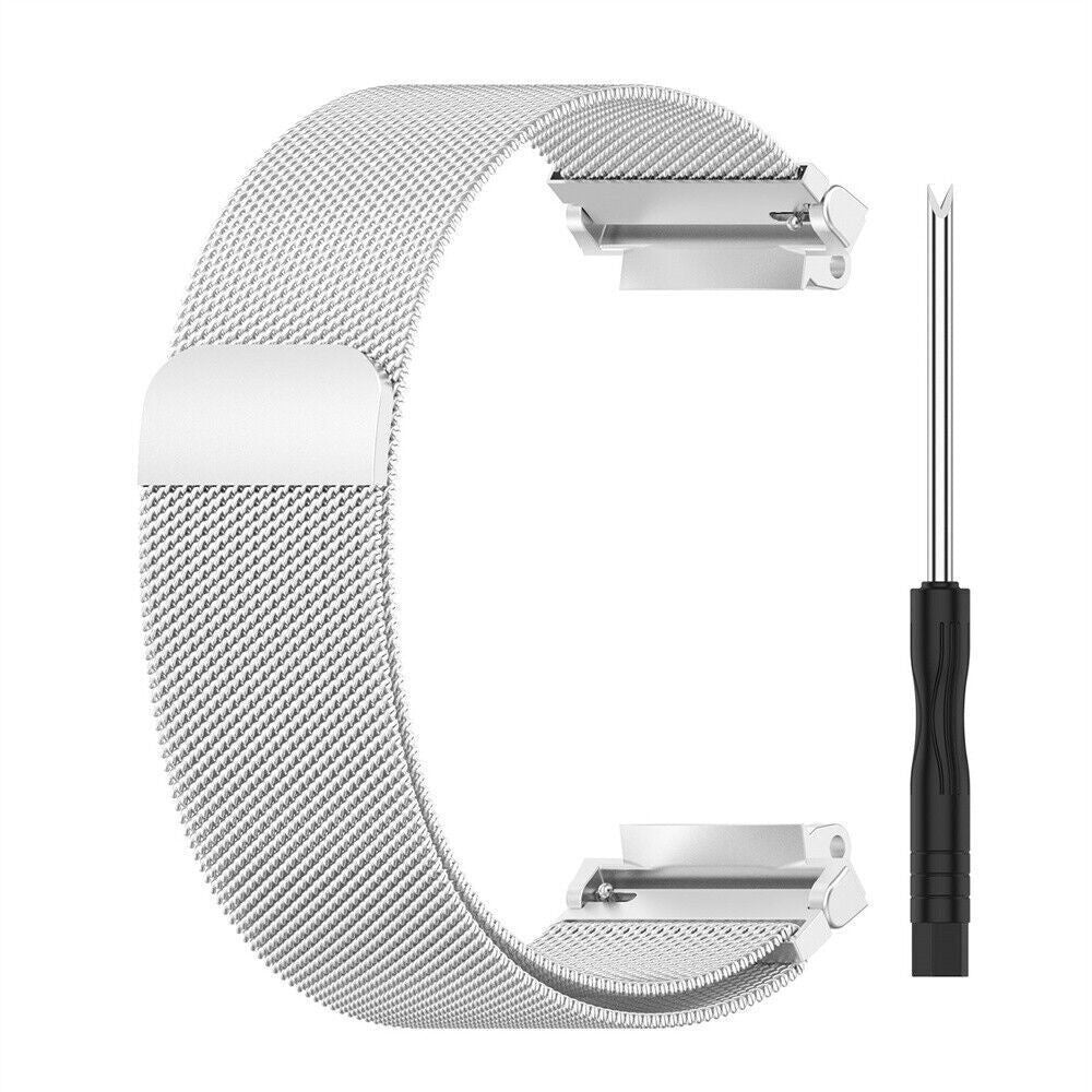 Ein silbernes Uhrenarmband aus Mesh und ein schwarzer und silberner Schraubendreher auf weißem Hintergrund.
